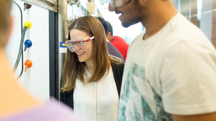 化学 professor 克里斯蒂娜·厄尔 teaches students in the lab.