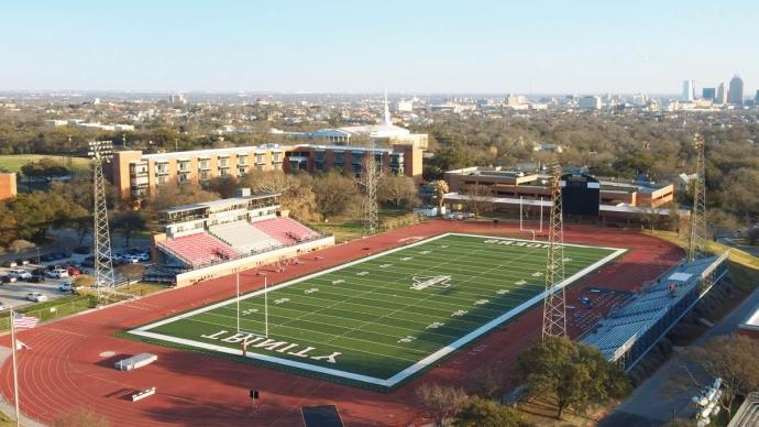 草皮场地鸟瞰图, 直立的, and bleachers of renovated multi-purpose stadium, with the san antonio skyline in the background