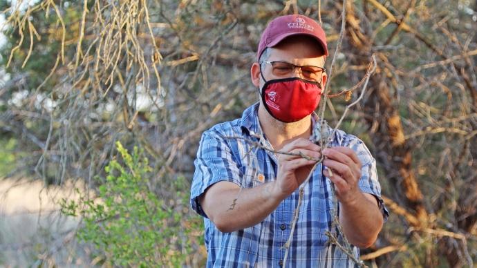 Troy Murphy sets up bird catching net