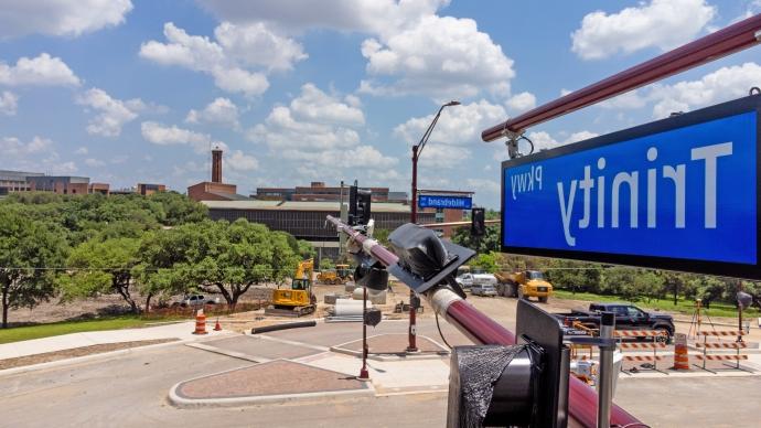 a photo of the 澳门金沙线上赌博官网 Parkway street sign at the new intersection with campus in the background