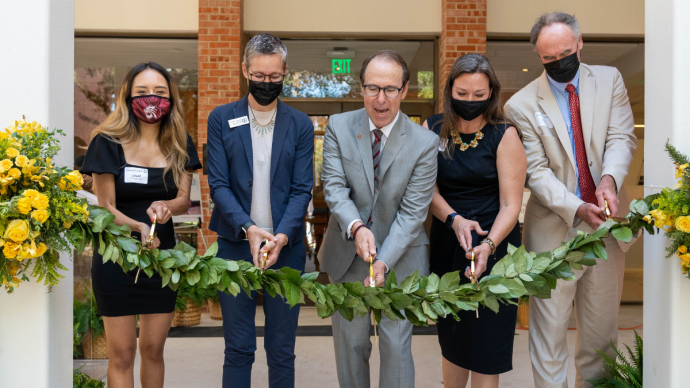 (left to right) Herb Stumberg '81, 杰基Moczygemba, 丹尼·安德森, 梅根Mustain, and Maria Arteaga '22 cut a ribbon at the Ewing Halsell Center 