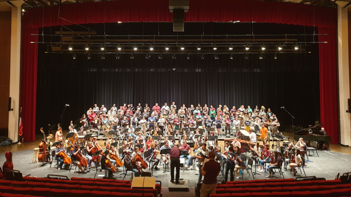 a wide shot of the choir and orchestra on stage at 澳门金沙线上赌博官网's 2023 Choral Union Concert