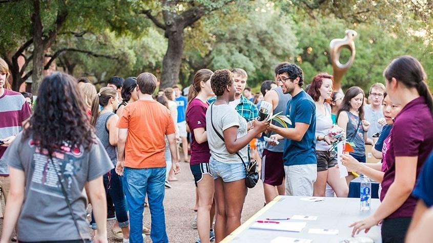 澳门金沙线上赌博官网 Students At Involvement Fair