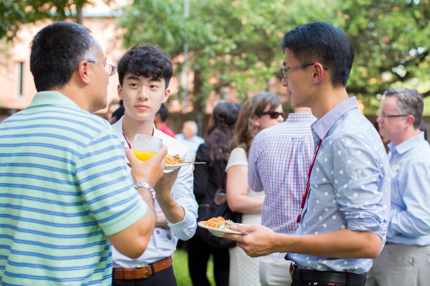 留学生和家人在留学生招待会上的合影