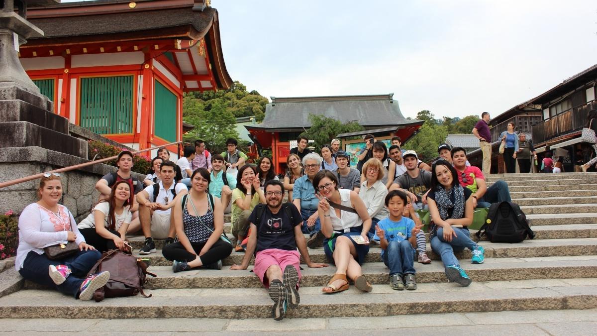 学生和教师坐在寺庙的台阶上