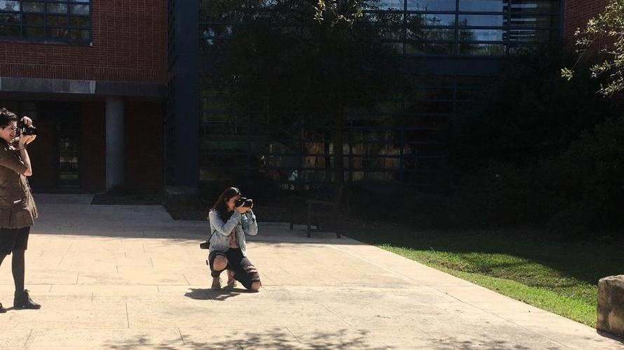 Students take photos around the 澳门金沙线上赌博官网 campus