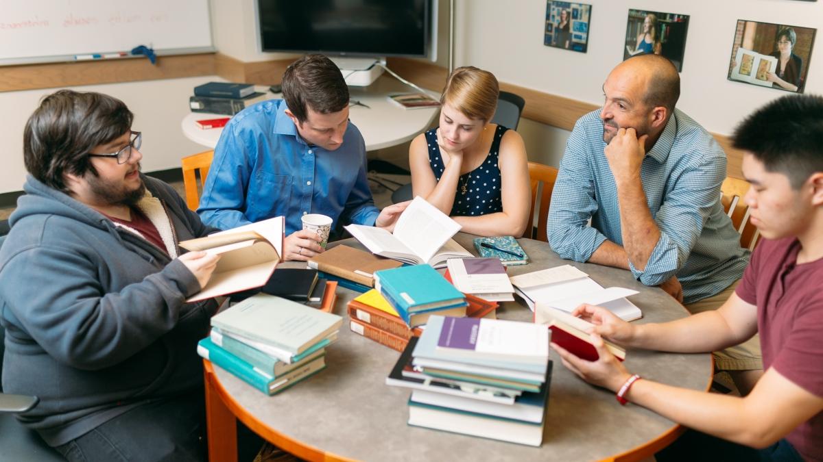 学生们坐在实验桌旁