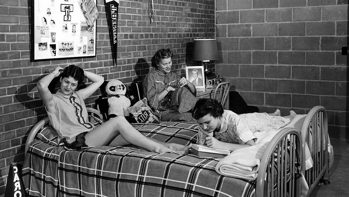 Retro photo of Trinity coeds in dorm room